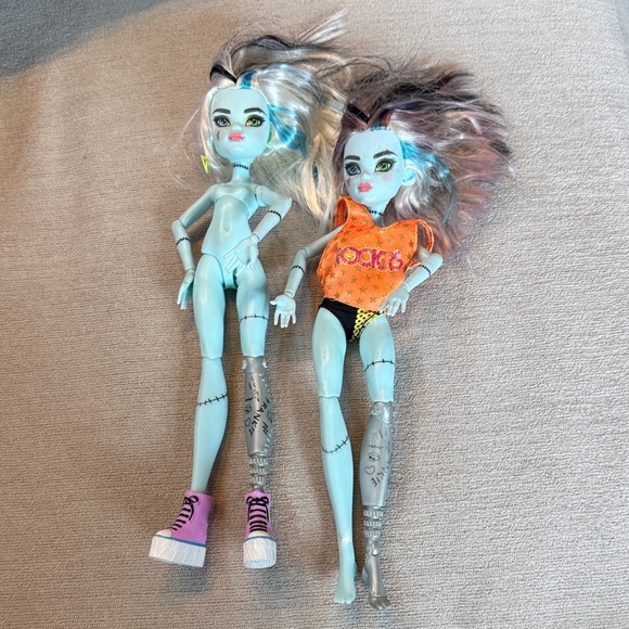 Monster High Dolls with Blue Skin and Multicolored Hair - Picture 1 of 8